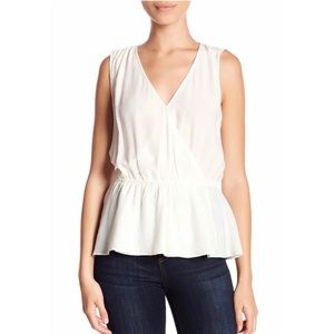 🎀 5/$25 14th & Union white sleeveless surplice top sz XS